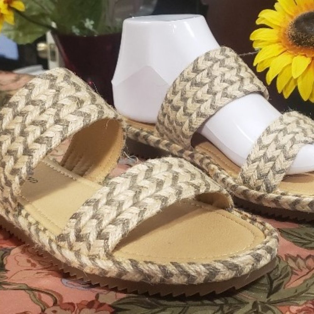 Lucky Brand Two Tone Espadrille Sandals NWT - Picture 2 of 4